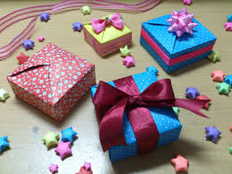 Karena saya orang yang tidak sabar, saya telah menemukan cara untuk membuat kotak kertas origami meledak dengan hanya menggunakan dua lembar kertas lembar memo 12x12. Membuat Kotak Kado Mungil Dari Kertas All About Handycraft