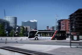 Schauen sie bei der ankunft auf den ersten und den letzten bus an der haltestelle (anderes brauchen sie nicht, da die fahrpläne tagsüber wegen dem verkehr nicht eingehalten werden können ). Deutschland Fahrt Man Busse In Schwarz Rot Gold Begeistern Fans Zur Fussball Em