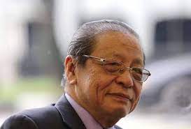 Ahli parlimen veteran dap lim kit siang hari ini menyelar pelantikan bekas perdana menteri terpalit rasuah, najib razak sebagai pengerusi kelab penyokong kerajaan barisan nasional (bnbbc) dan meminta parlimen agar tidak mengiktirafnya. Kit Siang Minta Rakyat Sokong Petisyen Bantah Sidang Parlimen Sehari Suara Merdeka