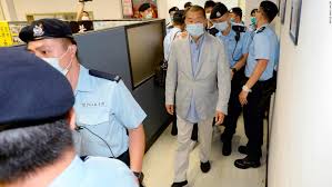 Zprávy a úvodníky apple daily byly popsány jako upřednostňování hongkongského panemokratického tábora a kritika. Jimmy Lai S Newspaper Apple Daily Prints Half A Million Copies In Defiance Of Founder S Arrest In Hong Kong Cnn