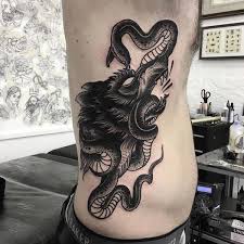 Tatouage Serpent Côté Loup par Parliament Tattoo