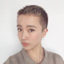 y u k aさんはinstagramを利用しています カラー 抜けてきてめっちゃいい色 関西サロモ サロンモデル 美容師 ベリーショート 刈り上げショート ヘアスタイル 坊主 坊主ショート ハ ボウズ 短い髪のためのヘアスタイル