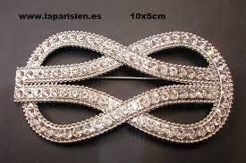 Broches grandes de fiesta en bisuteria decorados con pedreria de cristal en colores morado y lilas queda precioso para llevarlo como broche en prendas de vestir o bonitos broches grandes para mujer de bisuteria, queda precioso decorando chaquetas y ropa de abrigo o vestidos, aportando un. Broches Vestido Novia La Parisien La Parisien Casa Fundada En 1911