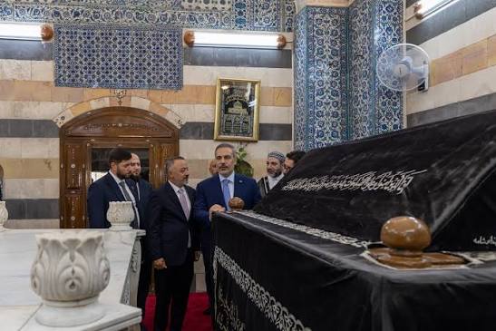 Türkiye Dışişleri Bakanı Hakan Fidan, Suriye ziyareti kapsamında,  Selahaddin Eyyubi Türbesi ve Türk Hava Şehitliği'ni ziyaret etti.