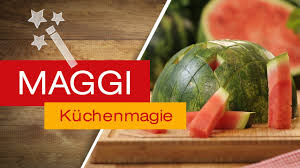 Wie man eine wassermelone in mundgerechte portionen schneidet und diese dann auch noch super mit seinen freunden teile. Wassermelone In Stifte Schneiden Maggi Kuchenmagie Youtube