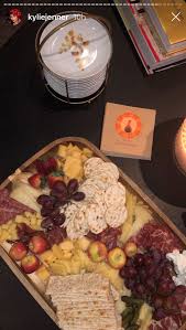 Kylie Jenner Saves A Spot For Beyonce At Her Annual Friendsgiving Celebration Friendsgiving Dinner Food Friendsgiving
