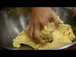 Resepi kuih makmur singapura bahan basah 250gm salted butter 3 sudu besar ghee ½ gula castor 1 kuning telur 1 sudu besar. Piccmalaysia Biskut Makmur Youtube