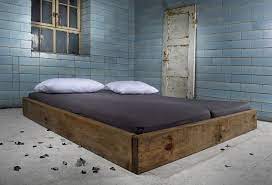 Gar kein problem, wenn du dein bett bauen und nach deinen vorstellungen gestaltet kannst. Handgemachte Mobel Aus Alten Holzbohlen Kreativliste Haus Deko Haus Bett