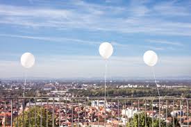 Die luftballons sollten dabei aber nicht zu klein im durchmesser sein, da sich das helium in den ballons schnell verflüchtigt. Ballons Steigen Lassen Bei Der Hochzeit Hochzeitsfotograf Karlsruhe