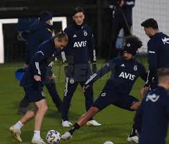 İdmanın ilk bölümünde takımla çalışan mesut özil, taktiksel antrenmana geçildikten sonra ise çalışmasını takımdan ayrı sürdürdü. Mesut Ozil Fenerbahce Ile Ilk Antrenmaninda Spor Haberi