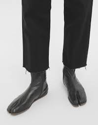 Another iteration of maison margiela's range of tabi boots, the maison margiela airbag tabi boots come in airbrushed black and feature a concealed hook fastening at the. Margiela Tabi Boots Mens Sizing In 2020 Boots Ankle Boots Men Ankle Boots Flat