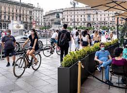 La mascherina all'aperto si può togliere solo per il tempo necessario a finire il pasto e dissetarsi. Umdh F Fvsb0xm