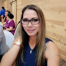 Mammina, who has been here since March, is finally going home!! 🎉 We'd  gotten no interest in her until this sweet lady sent an application looking  for a dark tabby who has