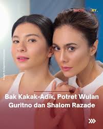 Ibu dan anak, Wulan Guritno dan Shalom Razade memang bikin kita berpikir  mereka adalah kakak-adik yah, Guys!😂 Dengan selisih 17 tahun, keduanya  tampak seakan seumuran. Berkarier di dunia hiburan, mereka sering membagikan