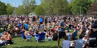The western boundary of the park is crawford street, several hundred feet before crawford intersects with dundas st. Toronto Testing Out Social Distancing Circles In Trinity Bellwoods Park Durham Radio News