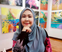 Titian adalah pelukis terkenal yang hasil karyanya membuat siapa saja terpukau. Bangganya Bila Pelukis Muslimah Berjaya Takluki Dunia Seni Dan Miliki Galeri Sendiri Nona