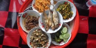 Sedikit informasi mengenai kata dulang, jadi dalam tradisi khas belitung, makan di atas nampan itu disebut makan bedulang yakni makan bersama dalam satu dulang dengan cara dan etika tertentu. Makan Dengan Sajian Dulang Dengan Menu Jamur Pelawanbelitung Tour Paket Wisata Belitung Tour Murah 2020