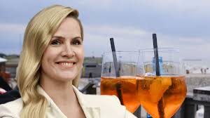 Mutig, abenteuerlustig und emotional taucht sie in ihr völlig fremde pferdewelten ein.in zwei folgen stellt sie sich einer besonderen herausforderung: N2tyghhywq8flm