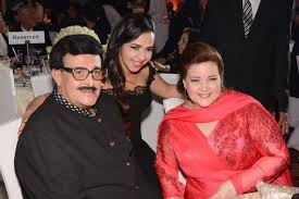 ردت الفنانة دلال عبد العزيز على حديث زوجها الفنان سمير غانم المتكرر حول كونها بتجري وراه، قائلة: Refyegwbfwbmjm
