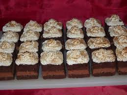 Peste crema de ciocolata asezam un strat de piscoturi trecute prin cafea.deasupra piscoturilor intindem crema alba iar peste aceasta punem blatul alb pe care il vom insiropa bine. Gustos Ro Prajitura Cu Mascarpone Si Ciocolata Facebook