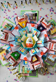 Geoffnete Explosion Box Mit Sussigkeiten Box Explosion Geoffnete Igkeiten Mit Sussigke In 2020 Diy Birthday Box Diy Gift Box Diy Gifts