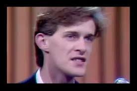 El 10 mayo 1985, después de tres álbumes, las integrantes de The Go-Go's  anuncian que se separan para seguir proyectos independientes, la vocalista  Belinda Carlisle inicia una carrera en solitario. #thegogos #disolution #