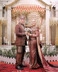 Sementara model pakaian pria lebih didominasi kemeja full tenun ikat dengan desain baju tenun toraja modern. Baju Pengantin Padang Modern Dan Islami Terbaik Di Padang