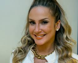 Claudia Leitte indica look total branco no #ContaLáClaudia: 'Vai bombar no  verão'