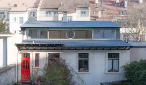 Ein hofhaus nutzt das grundstück viel besser aus als ein freistehendes einfamilienhaus. Haus Im Hof Open House Basel