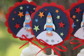 Einladungen zur geburtstagsparty kann man formlos beispielsweise per sms oder in einer whatsapp verschicken oder man wählt die klassische variante und gestaltet einladungskarten. Pin Auf Weltraum Kindergeburtstag Galaktische Ideen