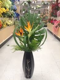 Bird Of Paradise Arrangement Ideas Tropical Arrangement Of Birds Of Paradise And Greenery Birds Of Paradise Flower Tropical Flower Arrangements Tropical Floral Arrangements