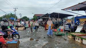 Explore tweets of tukang sapu jalanan @_cahayawaktu on twitter. Jalan Pasar Subuh Amuntai Rusak Pedagang Minta Supaya Diperbaiki Bebas Baru