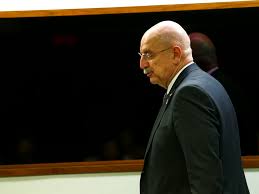 A prática é apontada por cientistas como a principal forma de conter o vírus, mas. O Negacionista Precisa Falar Dele Mesmo Extra Classe