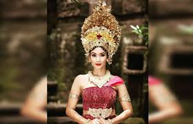 Meski sudah bercerai, dirinya tetap pada agama tersebut sampai sekarang. Antara Artis Yang Rela Pilih Jadi Murtad Demi Cinta Mykmu Net