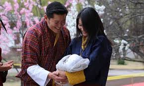 Genç kral , seçim yasaları, toprak reformu ve diğer önemli konuların tartışıldığı parlamentonun son oturumlarına başkanlık ederek bhutan'ın demokratikleşmesini denetleyerek saltanatına başladı. Royal Baby King Queen Of Bhutan Reportedly Expecting Second Child