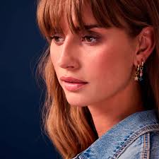 Sif Jakobs Luna hoop charm i forgyldt med multifarvet sten