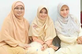 Dalam keterangan video, arifin ilham menulis, bersama 3 bidadari, putri aceh, putri yaman dan putri sunda, janda 37 th dg 2 anak saat liqo tarbiyyah. video yang sama juga diunggah di dua akun instagram istri pertama dan istri kedua arifin ilham. Dikenal Harmonis Dengan Satu Istri 5 Pendakwah Ini Ketahuan Poligami