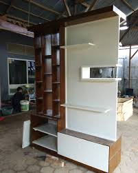 Ruang tamu dengan sekat tiang air. Gaya Terbaru 31 Sekat Ruangan