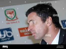 Gary speed wales manager hi-res stock photography and images