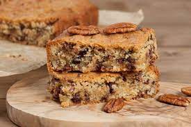 Iniziamo lavando e sbucciando 4 mele di misura media e, dopo averle tagliate a fettine non troppo preriscaldate il forno in modalità statica ed infornate la torta di mele e cioccolato a 170° per circa 35\40 minuti. Ricetta Della Torta Di Mele E Cioccolato Come Fare Il Dolce Goloso