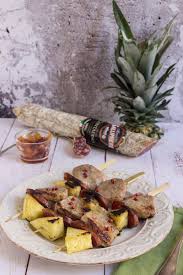 Procedimento tagliate il filetto di maiale a grossi dadi, eliminate le parti grasse in eccesso. Spiedini Di Filetto Di Maiale Ananas E Salame Contadino Clai La Cuisine Tres Jolie