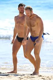 Hamish macdonald (born 18 may 1981 citation needed) is an australian broadcast journalist and news presenter. Voditelj Uslikan Sa Deckom Koji Je Opasan Frajer Pred Punom Plazom Pali Nezni Poljupci I Zagrljaji Telegraf Rs