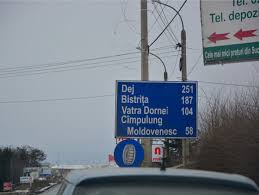 În cazul indicatoarelor care avertizează sectoare indicatoarele avertizează conducătorii de vehicule că urmează o curbă dublă prima la stânga(dreapta) sau un sector de drum cu succesiuni de curbe. Indicator Rutier Cu Date Eronate Instalat Pe Dn 17 Foto