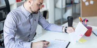 Comment sont contrôlés les arrêts de travail ? L'employeur peut-il faire ce  qu'il veut ?