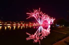 Le Feu D Artifice Du 14 Juillet Tire Depuis La Garonne A Toulouse On Bastille Day Do Not Miss The Fir Ville De Toulouse Feu D Artifice Que Faire A Toulouse