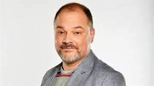 Narodil se a vyrůstal v praze, díky kromě divadla se martin preiss výrazně uplatňuje v dabingu zahraničních filmů a seriálů, největší popularitu mu ale přineslo moderování populární. Martin Preiss O Sve Zavislosti Brana Do Pekel Byla Otevrena Idnes Cz