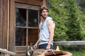 È incentrata per le prime tre stagioni sulla vita di pietro thiene, interpretato da terence hill, comandante di squadra del corpo. Un Passo Del Cielo 6 I Guardiani Trama Cast Finale Dove Girato Quando Tv