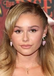 Stacie Roberts's Instagram, Twitter & Facebook