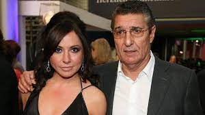 Sie wuchs bis zu ihrem siebten lebensjahr in berlin auf und zog dann. Rudi Assauer Simone Thomalla Reagiert Auf Tod Ihres Ex Lebensgefahrten Gala De