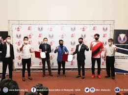 Pilihan pertama kejohanan, datuk lee chong wei, dengan mudah mengalahkan lawannya dari hong kong vince. Home Bam